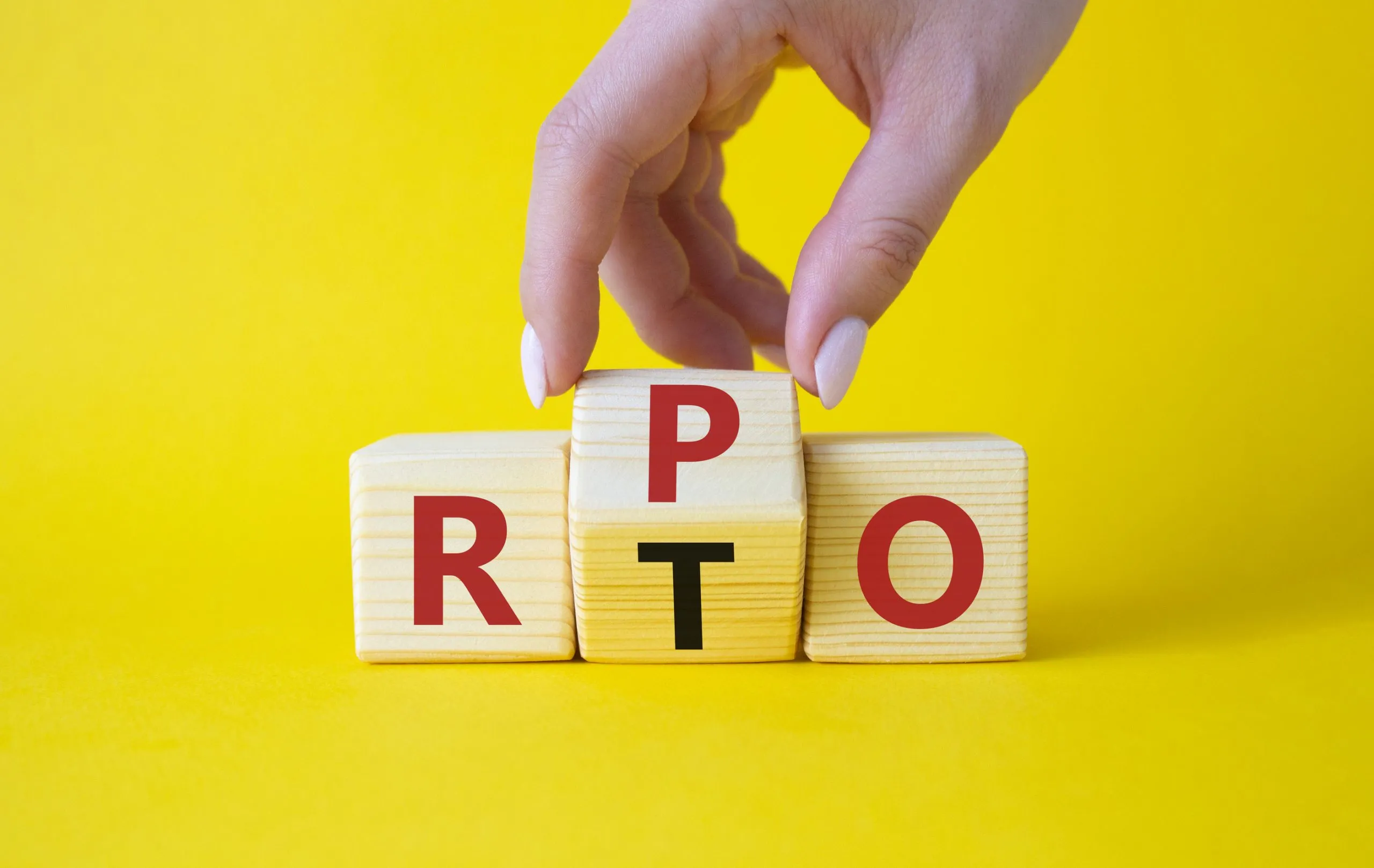 RTO ve RPO harfli ahşap blokları düzenleyen el