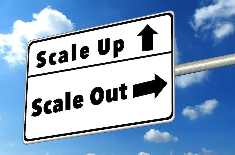 Gökyüzü önünde Scale Up ve Scale Out yönlerini gösteren tabela